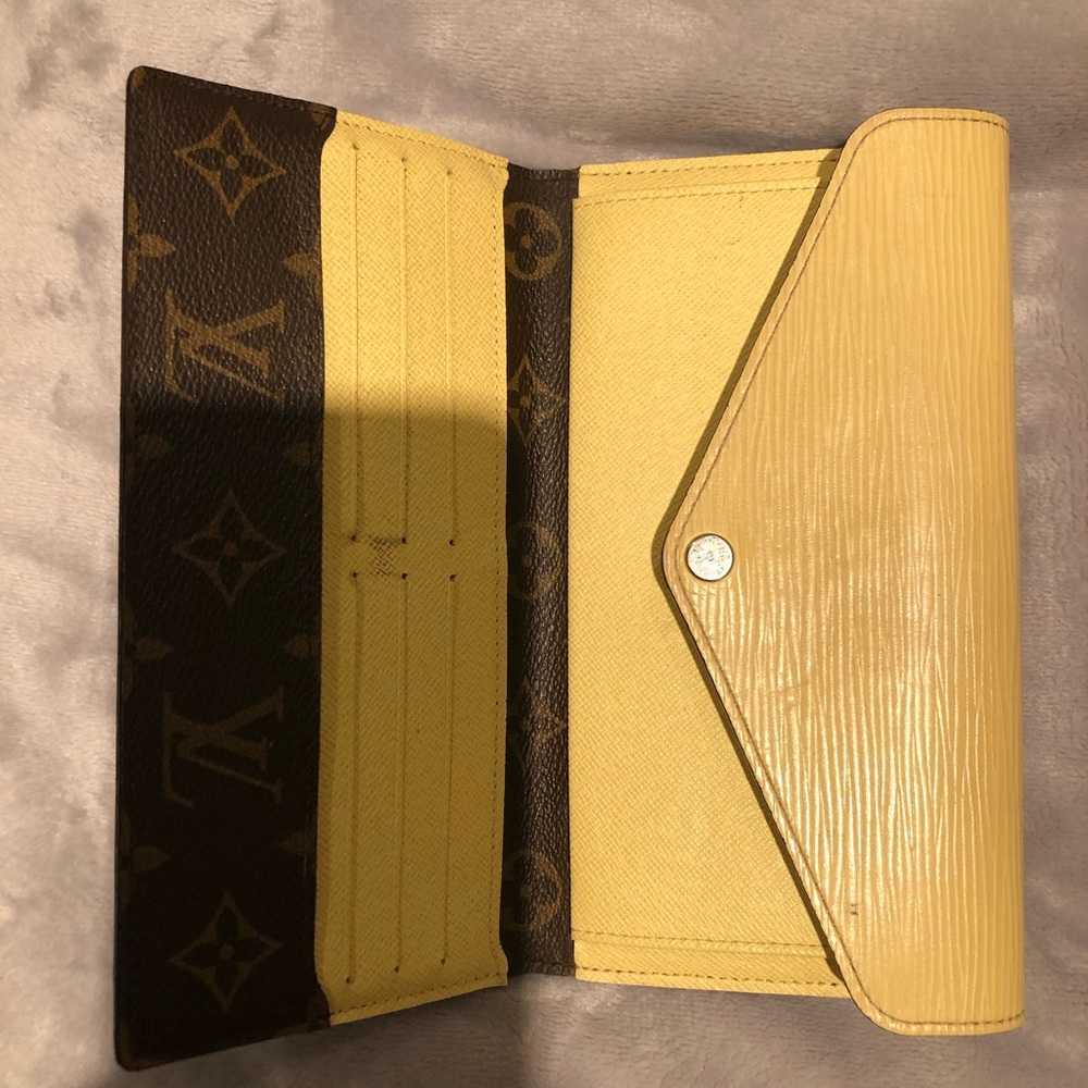 Selling Louis Vuitton Wallet - Picture 1 of 4